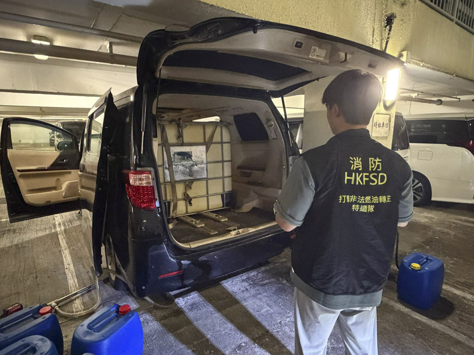 石硤尾邨停車場私家車藏油容器 消防處緊急商討對策