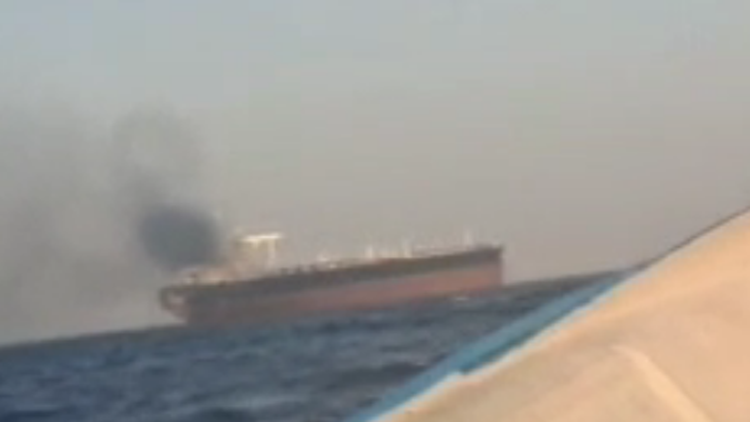伊朗海軍：一艘違規油輪在霍爾木茲海峽東部起火