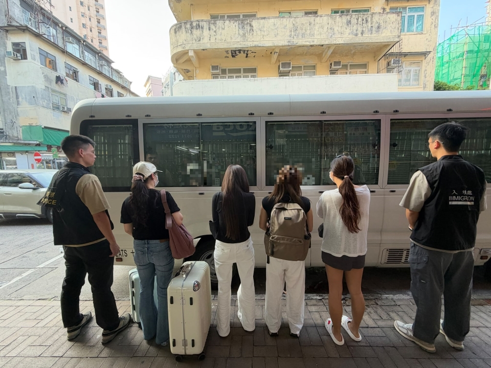 警方北區掃黃拘9名內地女
