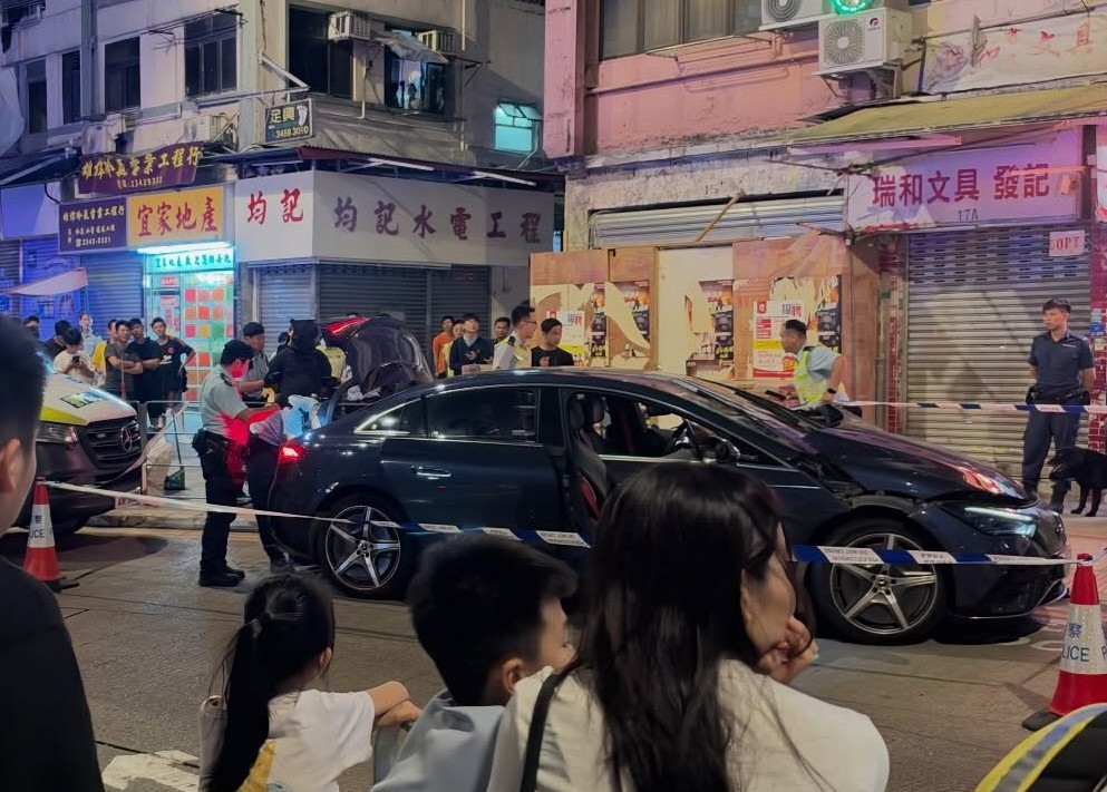 有片〡警方觀塘追截毒品快餐車 失控撞私家車司機被捕