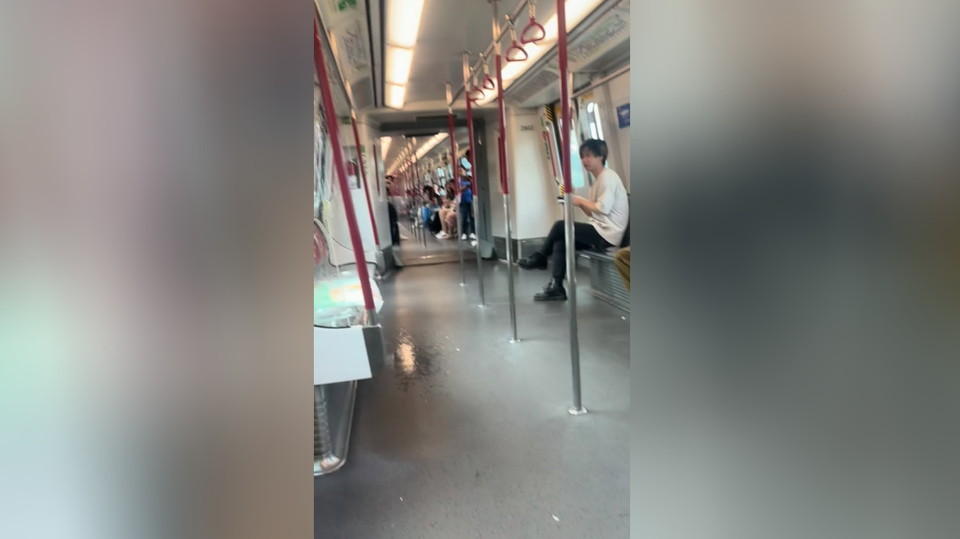 有片〡港鐵東涌線列車漏水 網民嘲笑： 免費沖涼