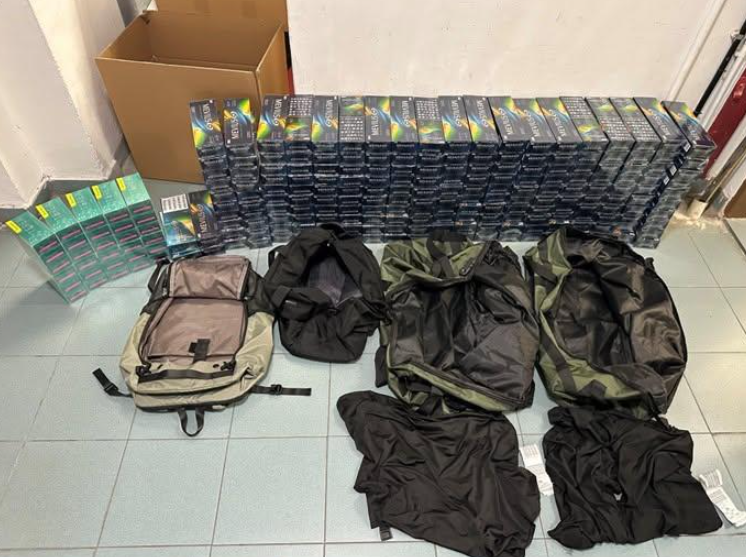 三名內地旅客攜14.6萬支私煙及另類吸煙產品入境 判囚6至9個月