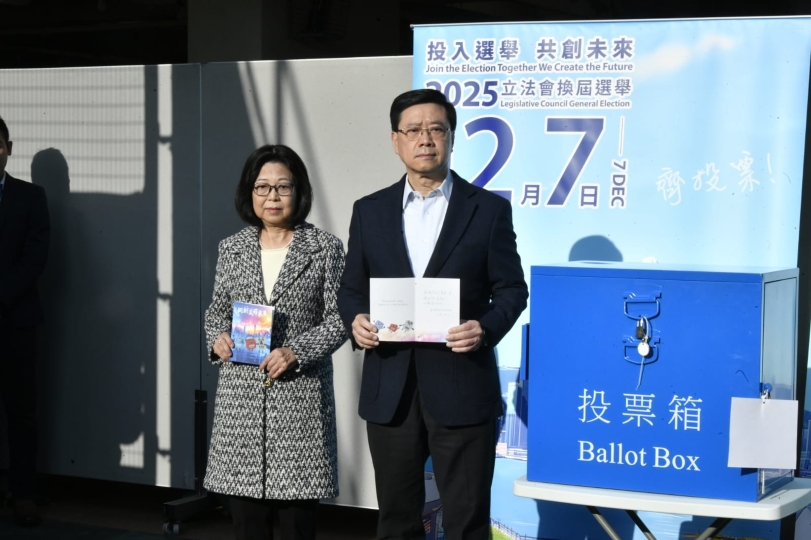 立法會選舉丨李家超與太太到高主教書院票站投票 籲選民踴躍投票
