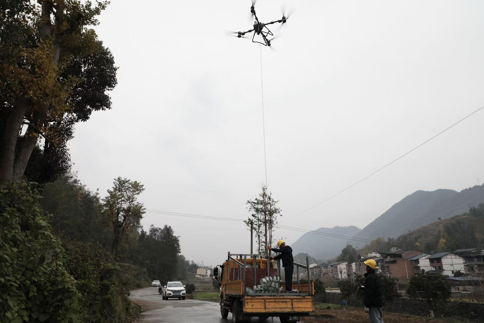 重慶石柱「騾馬+無人機」巧解山區電網運輸難