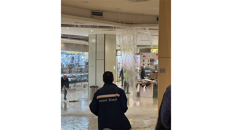 牛頭角安基商場天花板外洩鹹水 大量貨物遭浸