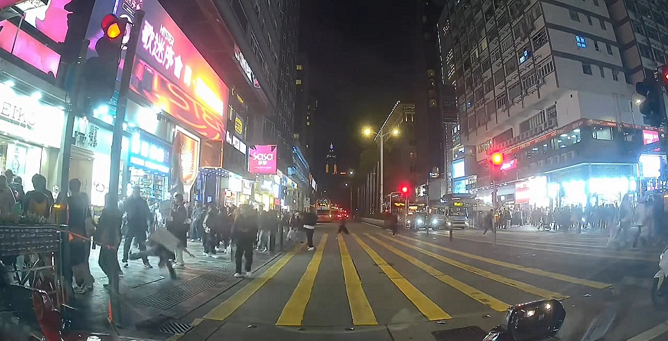 有片〡尖沙咀街頭外籍男推倒女子 影片交警方調查