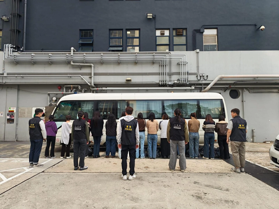 警方九龍城打擊黑工 拘捕17名男女