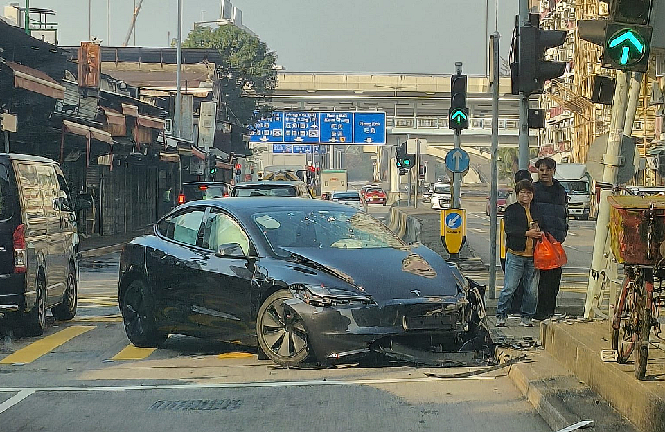 油麻地窩打老道電動車失控 越對面線撞燈柱無人傷