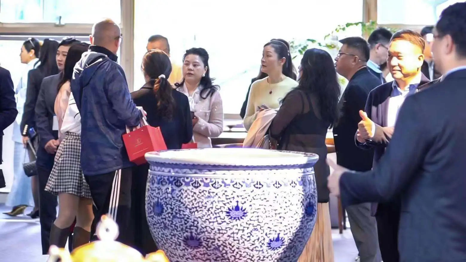2026深圳首屆中國百年名人陶瓷精品絕品展與景德鈺青禮品折扣倉同步啟幕