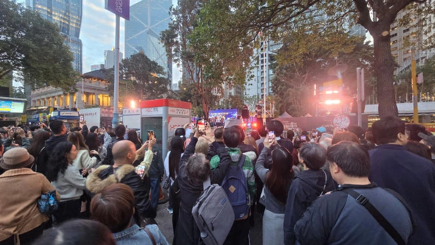 有片 | 跨年倒數活動今晚上演 市民遊客提前到場「打卡」留念