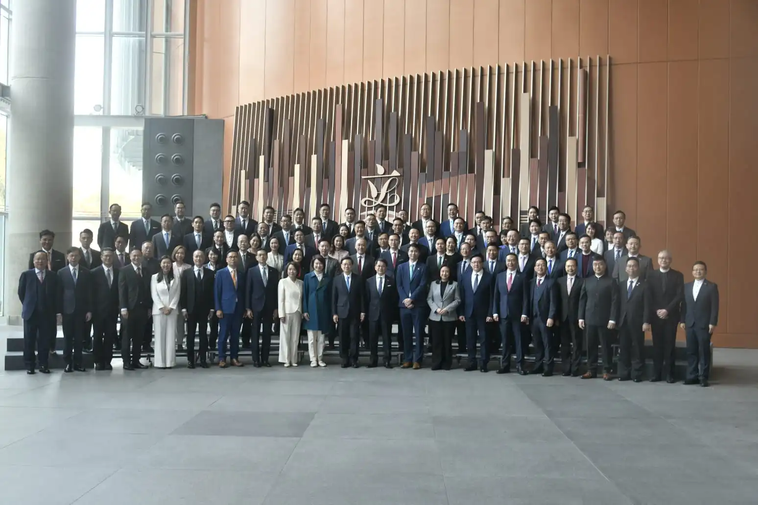 90位立法會議員完成宣誓 期望盡快展開工作