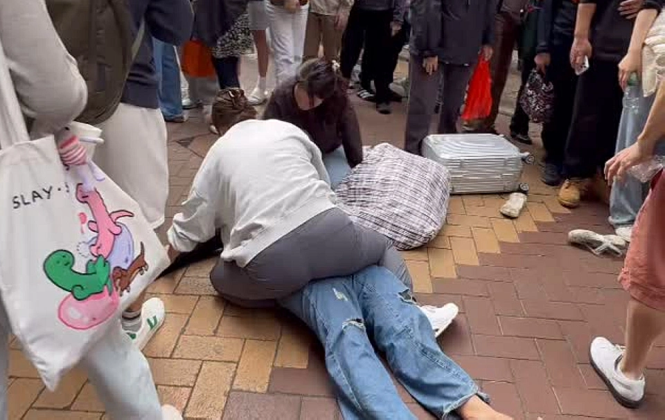 有片｜銅鑼灣美籍女偷行李箱 遭途人制服涉盜竊被捕