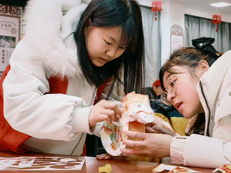 黃山休寧：元燈映新歲 駿馬送福來