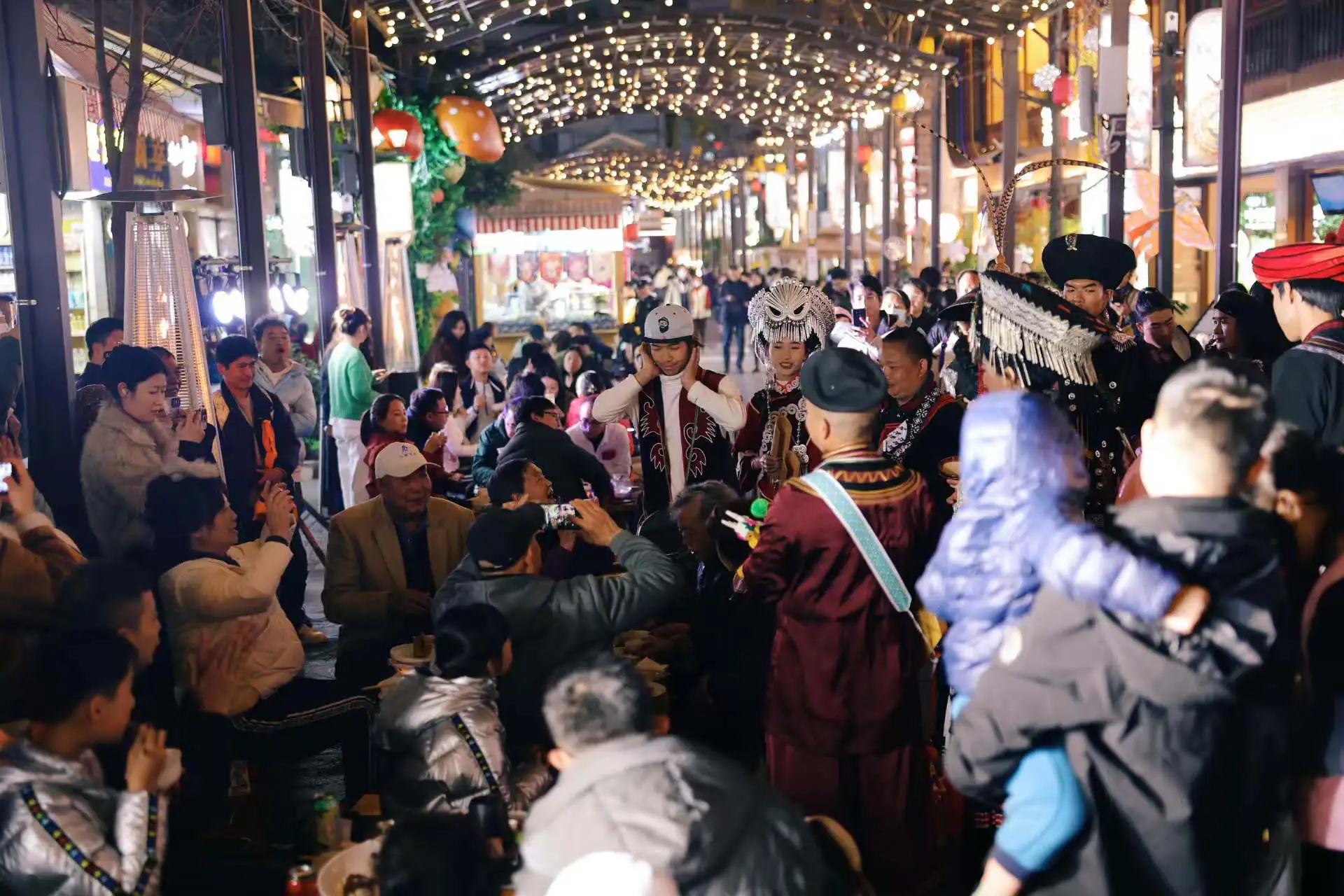 南強有戲·彝火共年 昆明南強街巷繪就民族團結與消費新潮流共融圖景