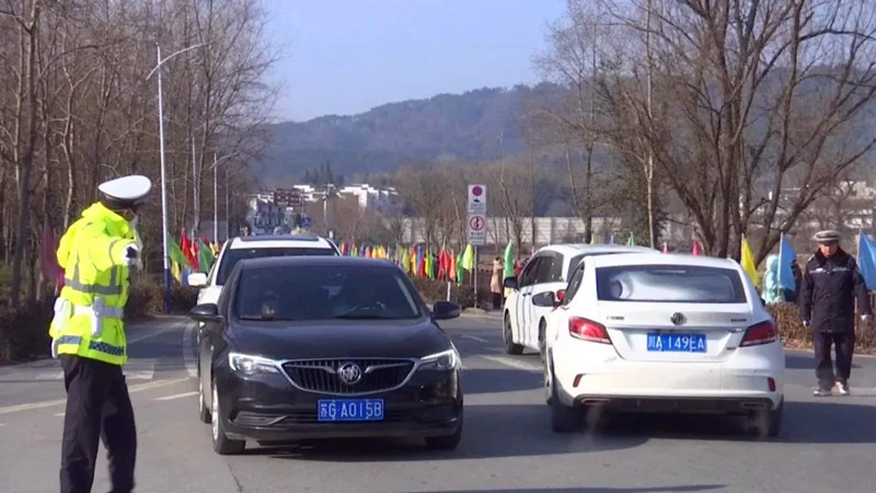 皖黟縣：交警全員在崗 保駕平安出行