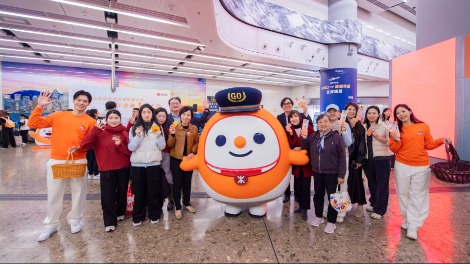 高鐵香港段累計客量突破1億人次 港鐵向旅客派發紀念品分享喜悅