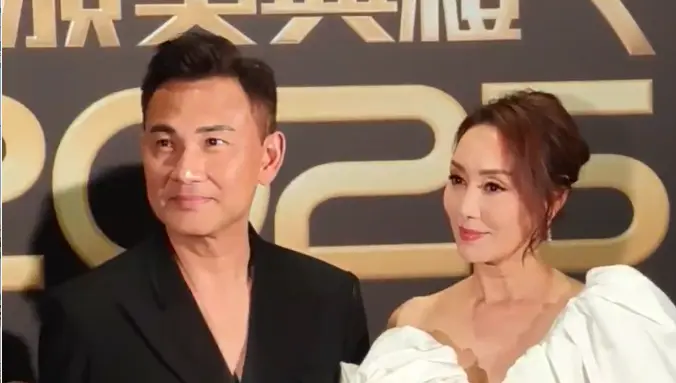 有片丨TVB頒獎禮 林文龍郭可盈夫妻檔頒發「最佳女主角」