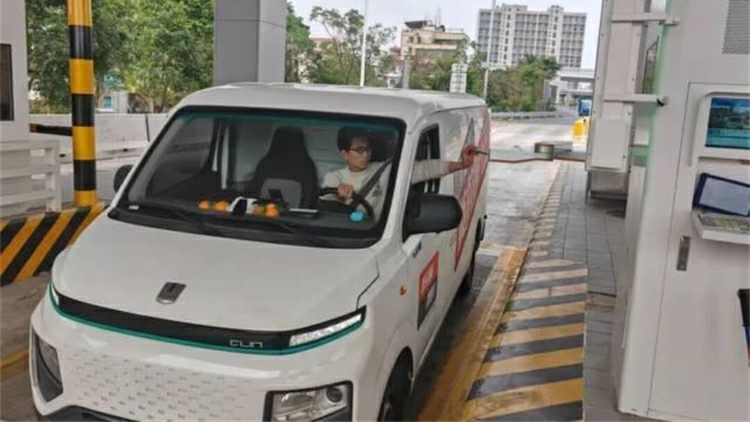 「超前」！廣州一收費站走紅