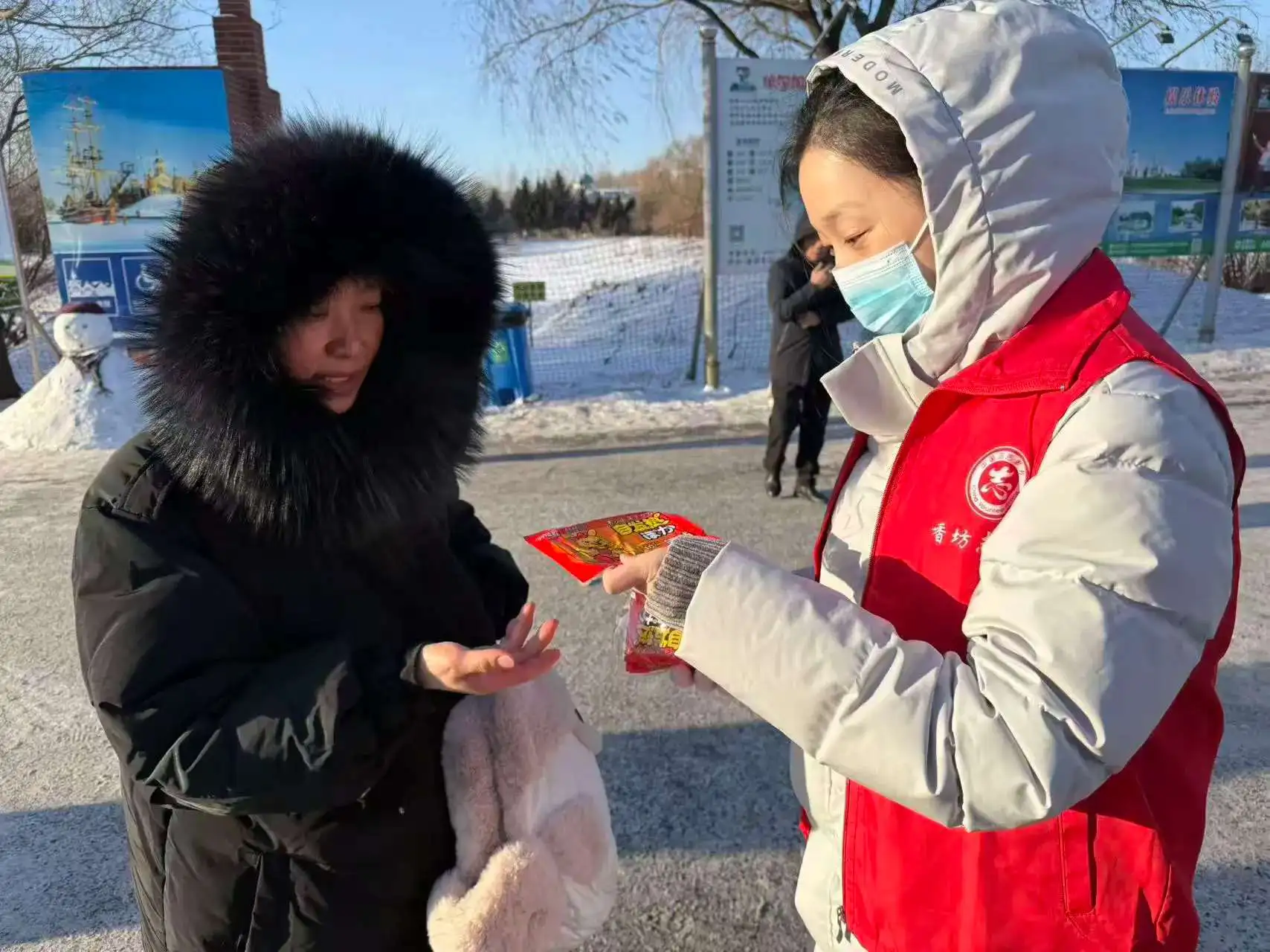 哈市香坊區成高子鎮冰城有愛志願服務隊開展志願服務 禮遇遠方客