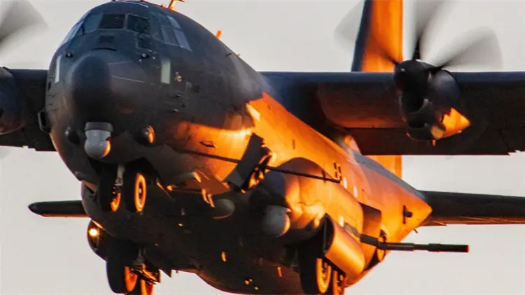 大批美軍飛機飛往歐洲 或將攔截油輪