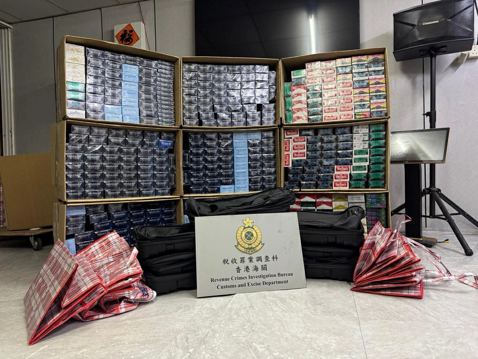 海關上水破私煙儲存倉 拘3人檢值55萬元私煙