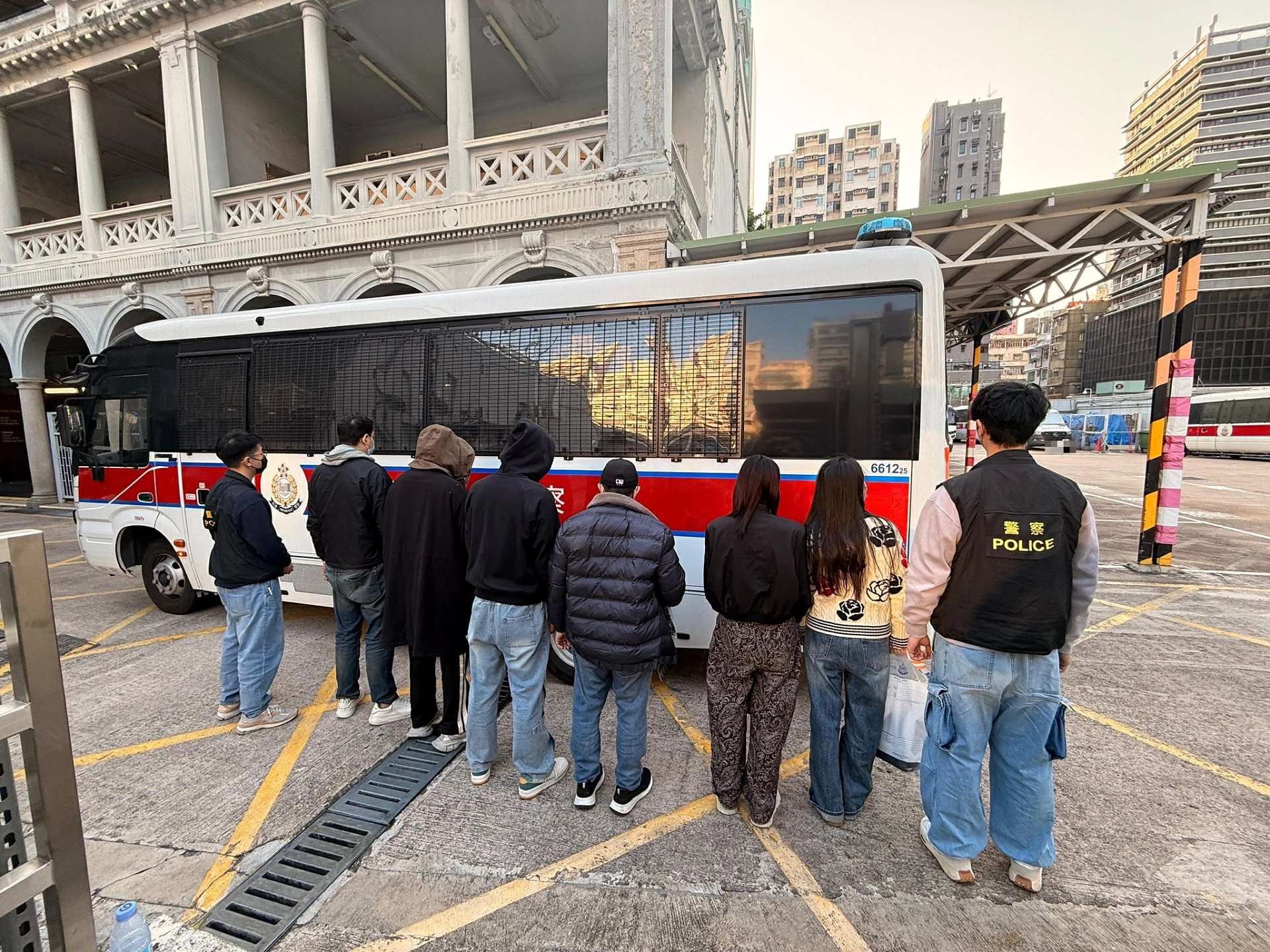 警方旺角破百家樂賭場 拘7人檢值24萬籌碼