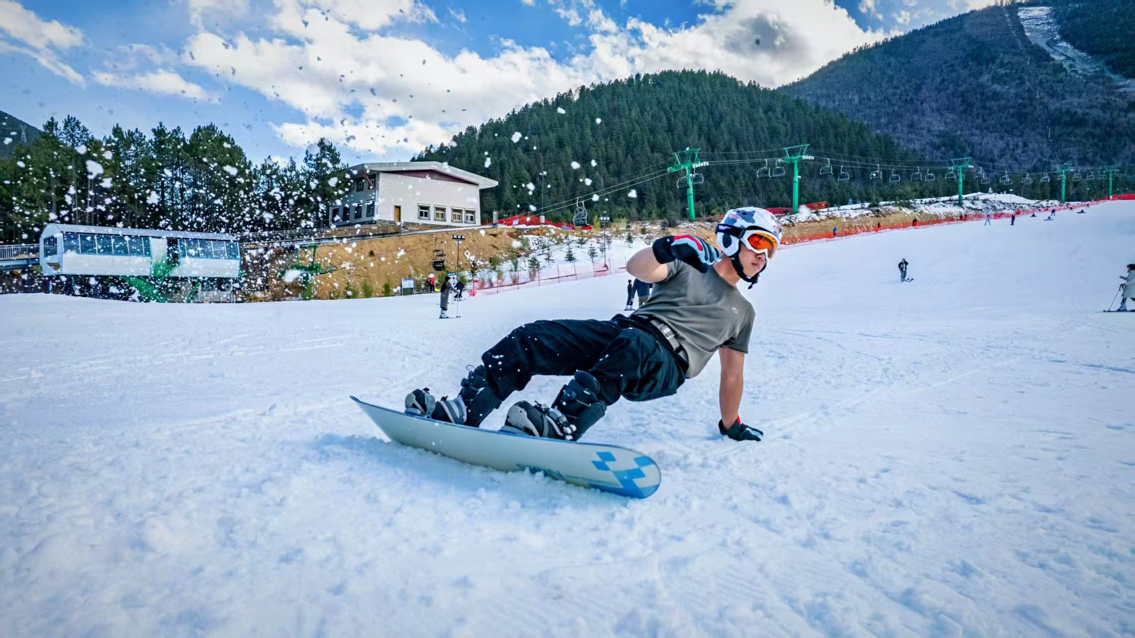 在香格里拉七星雪滑雪场，感受高原的呼吸和心跳