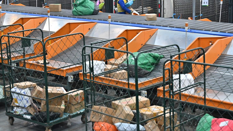 我國郵政快遞業寄遞業務量突破2000億件