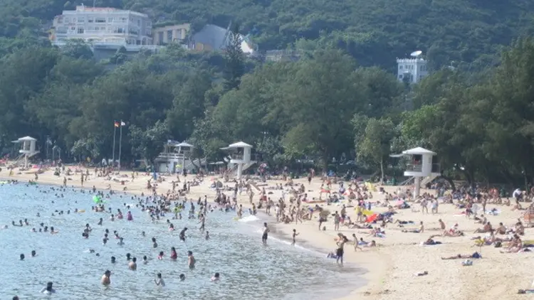 康文署：由於大浪關係 銀線灣泳灘懸掛紅旗