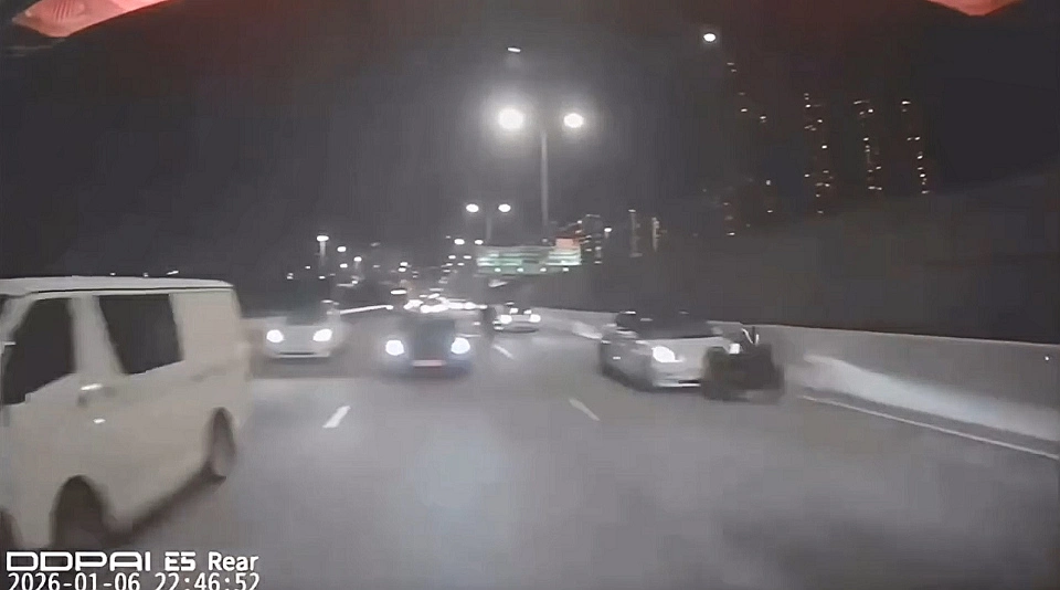 有片︱青葵公路車禍片段曝光 私家車猛撼電單車