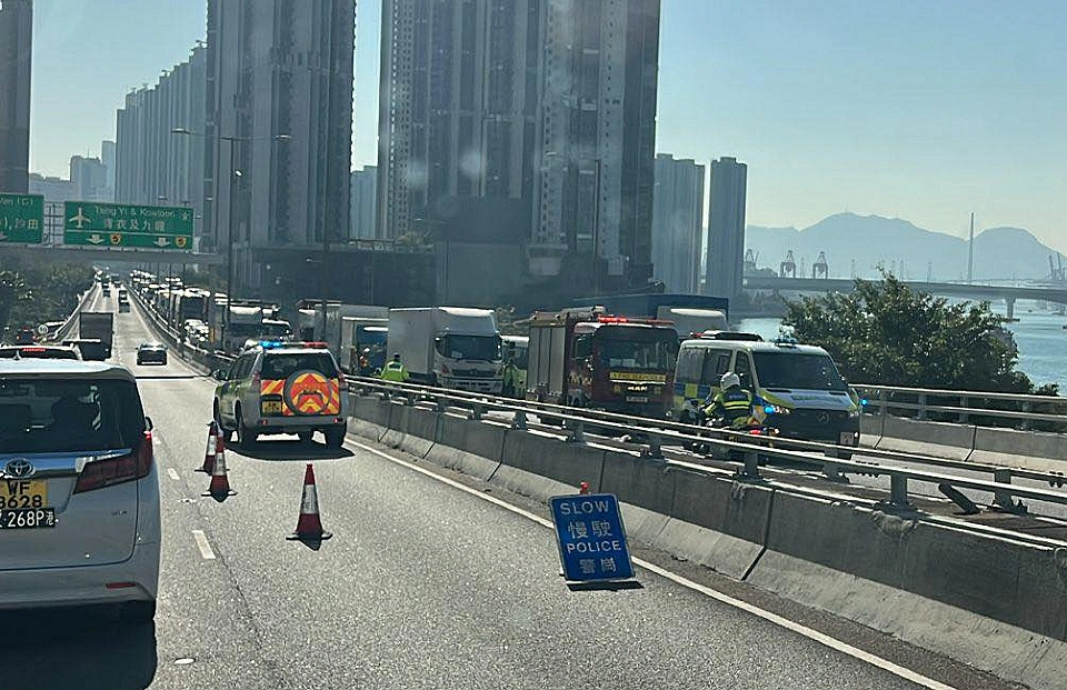 荃灣路6車首尾相撞 貨車司機夾腳被困車廂