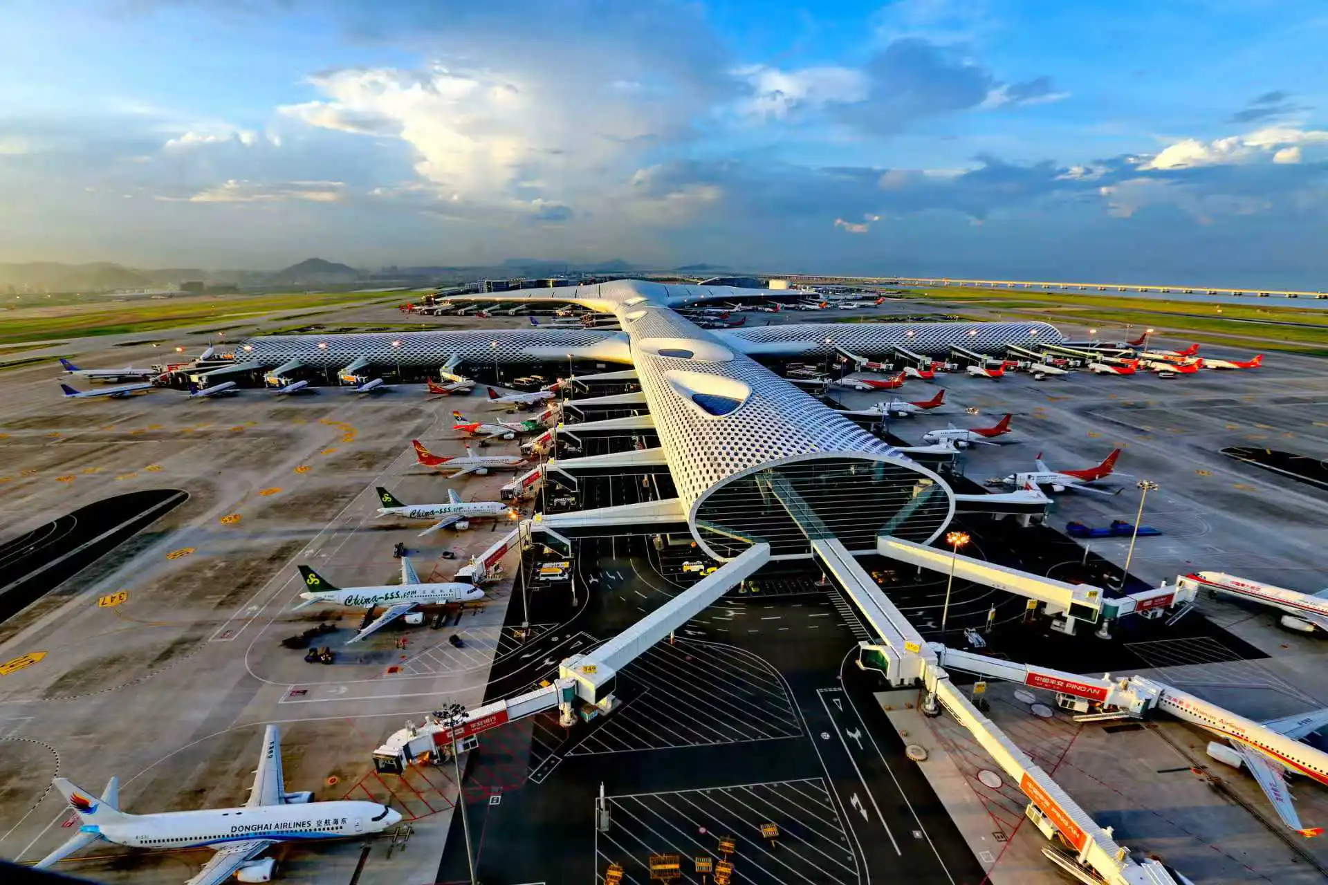 三大指標創開航以來新紀錄 深圳機場2025年客貨量雙上新台階