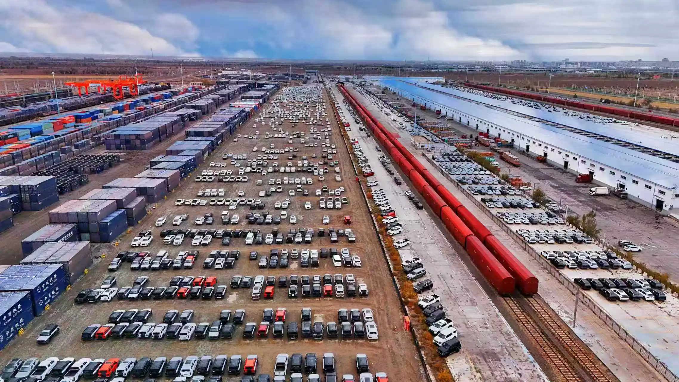 2025年新疆鐵路客發量、貨發量、口岸過貨量三創新高