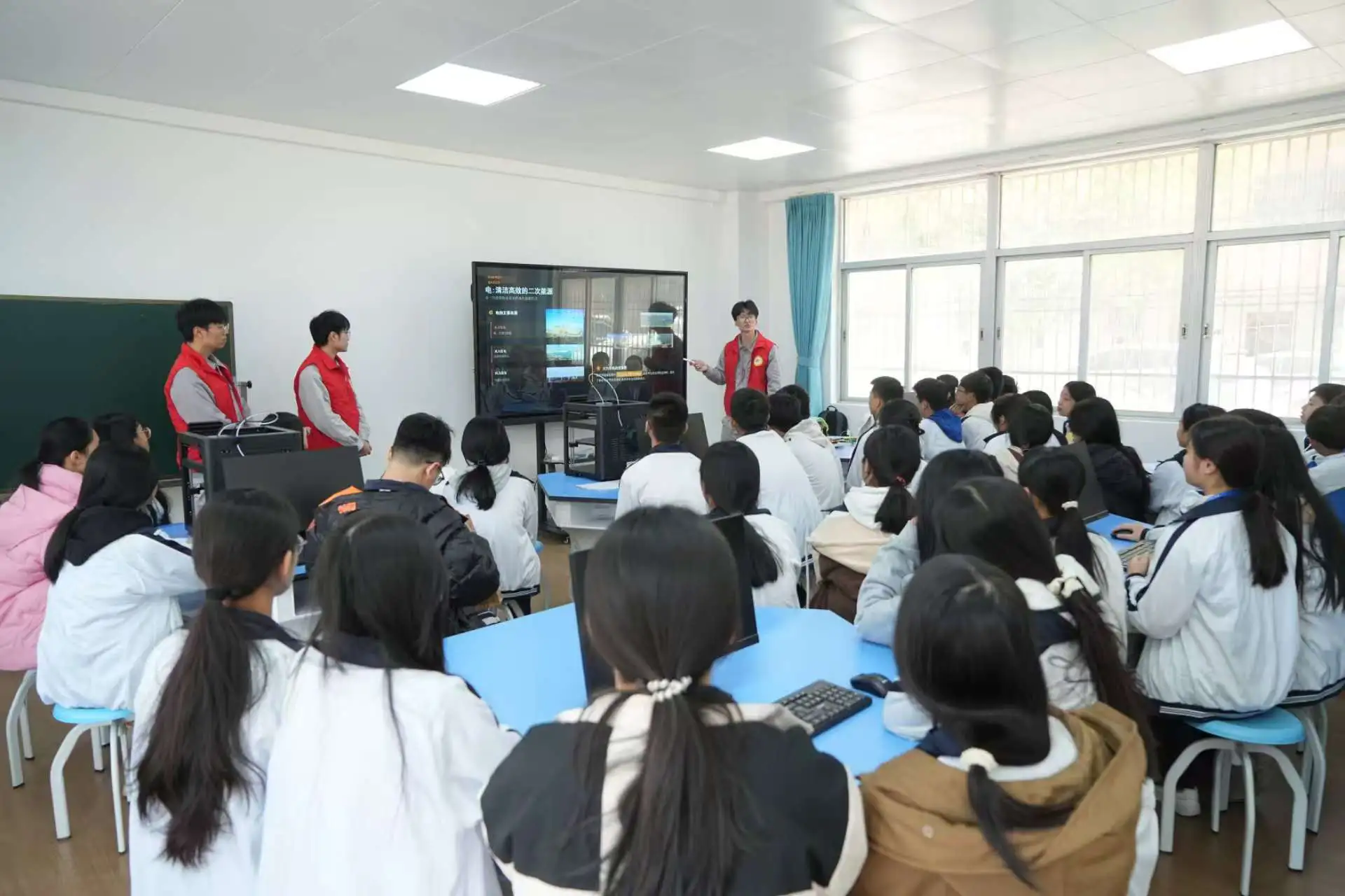 「靖」彩能源，「電」亮未來—「能源小屋·閱讀科創實驗室」在惠來縣第二中學正式揭牌