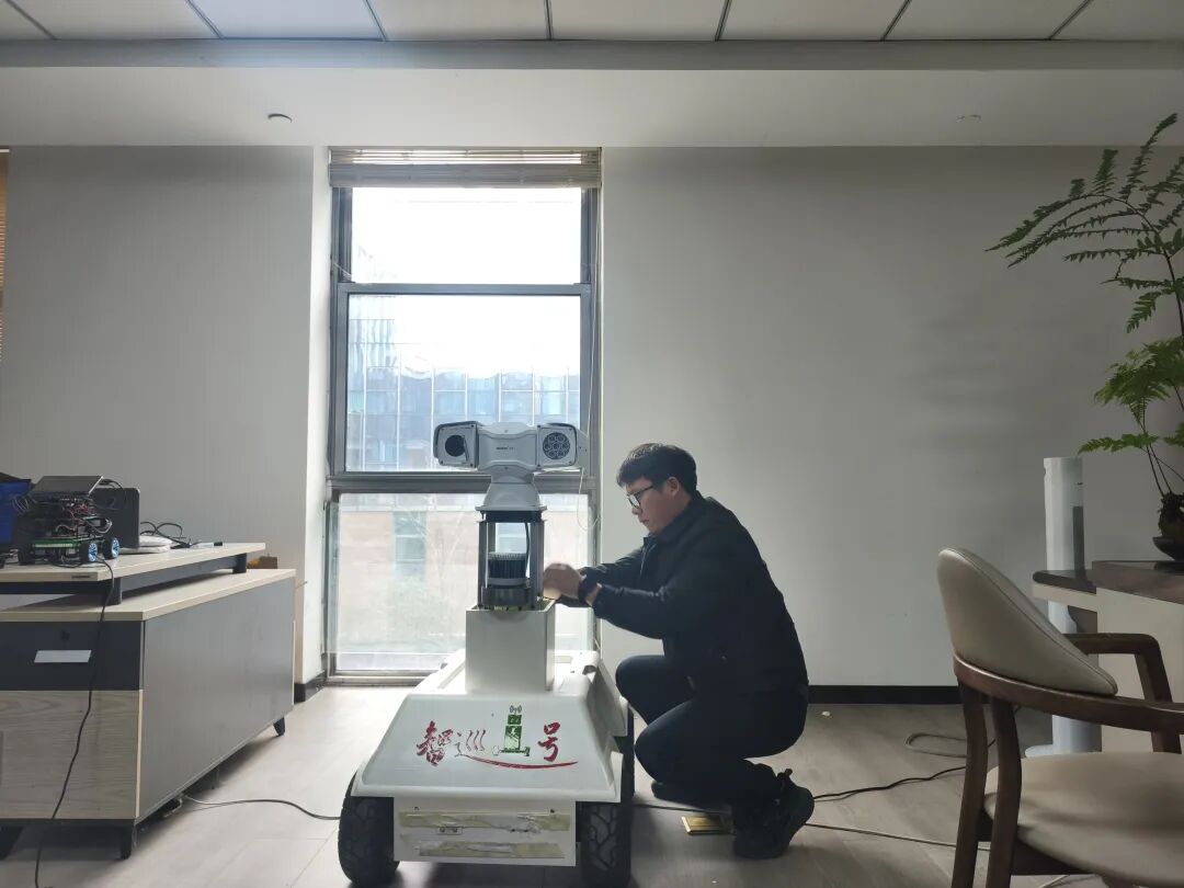 圖二：王茂森正在調試巡檢機器人（宿遷市委宣傳部供圖）.JPG