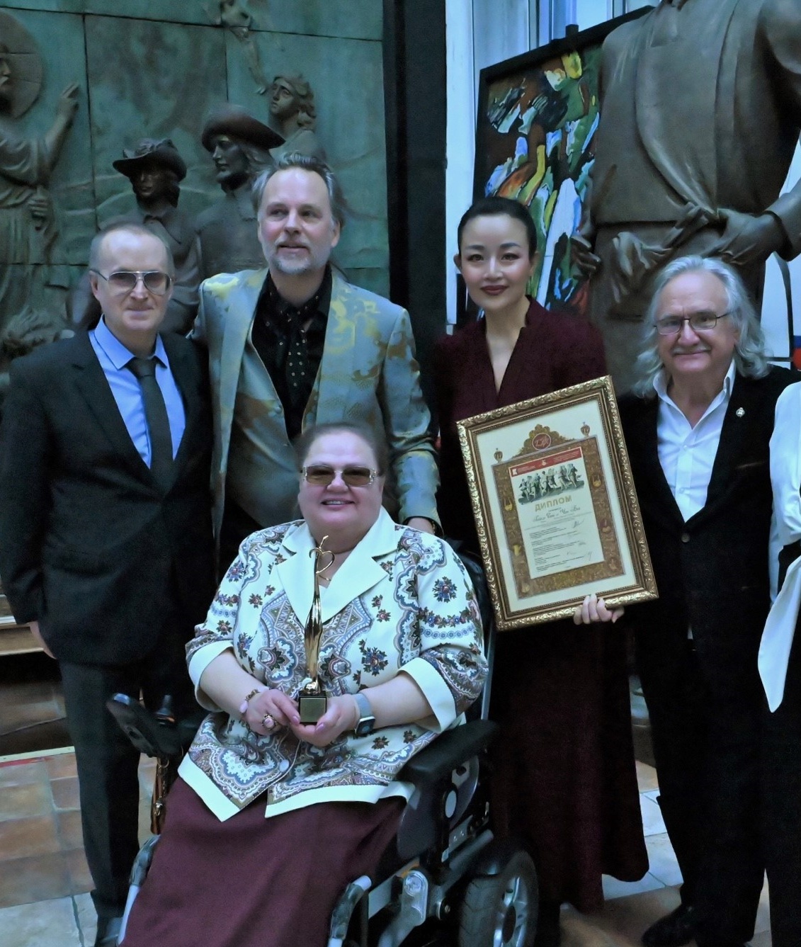 圖片2：從左至右分別為俄羅斯斯大林格勒基金主席Alexander Bounine ，法國JOM UNITY協會會長GUILLAUM RAT ，旅法時裝設計师陳蓓，文化藝術經紀人Sergueï Kozlov，坐者為莫斯科市全俄殘疾人協會組織主席Nadezhda Valentinovna Lobanova.jpg