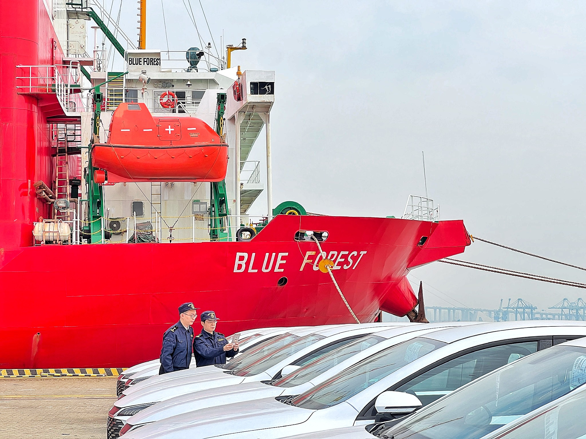 廣州海關關關員在南沙汽車碼頭對即將出口的國產汽車進行監管.jpg