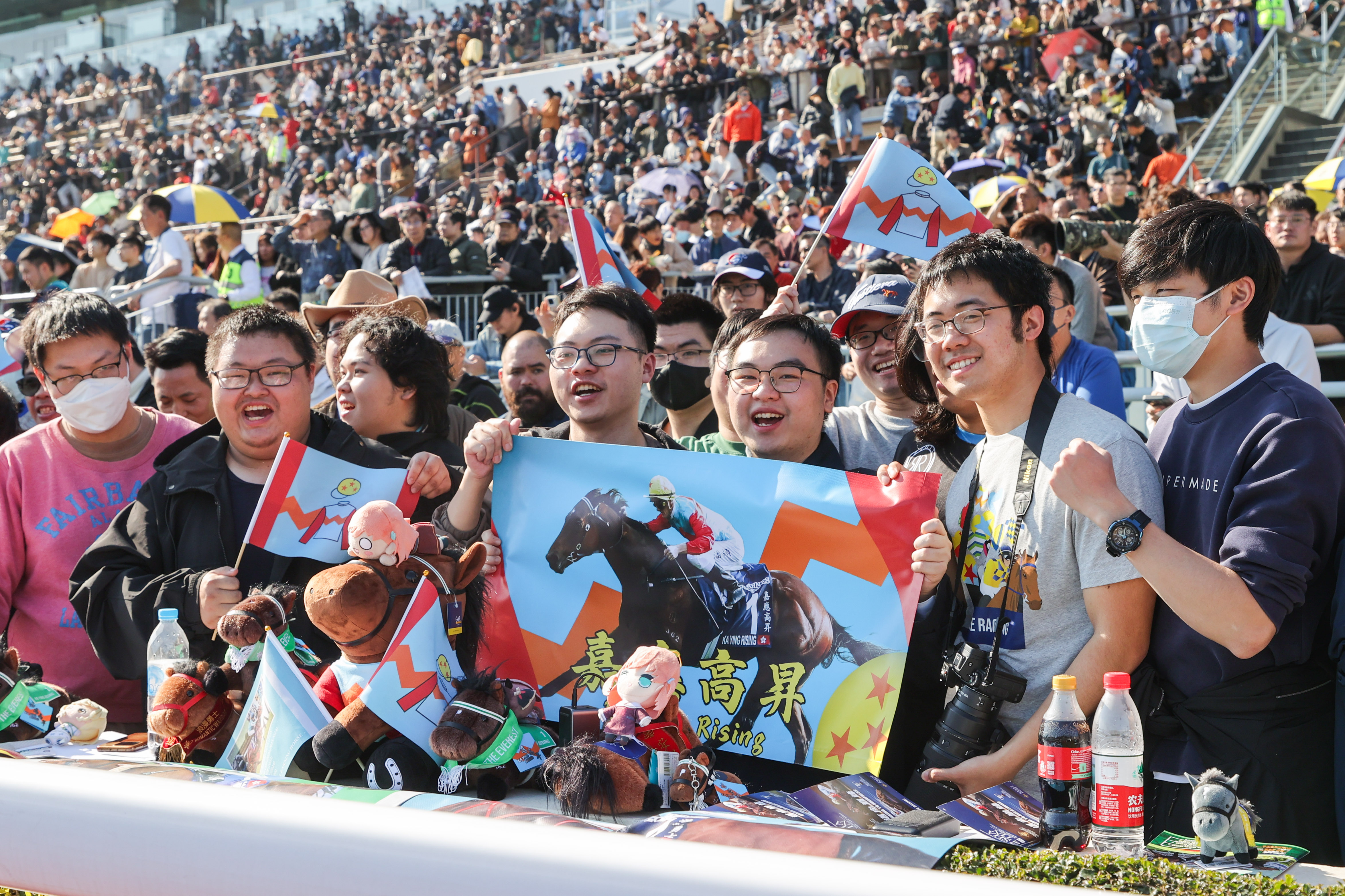 4. 今天沙田馬場大批馬迷支持「嘉應高昇」,並見證這匹世界最佳短途馬追平17連勝香港紀錄。.jpg