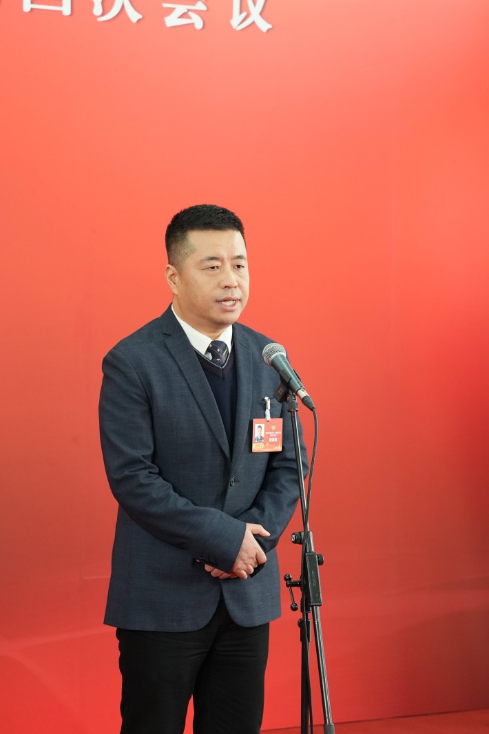 圖說三：吉林省政協常委 吉林省萬和光電集團董事長 鄒連和在委員通道上回答了本報記者提問.jpg