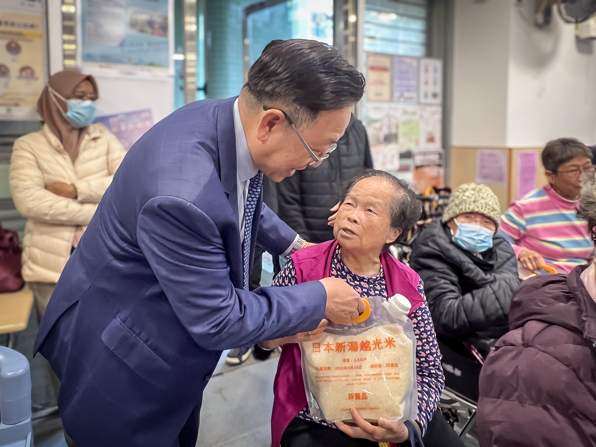 2, 亞積邦電力行政總裁劉邦成先生親臨現場，將一袋袋大米逐一送到長者手中.jpg