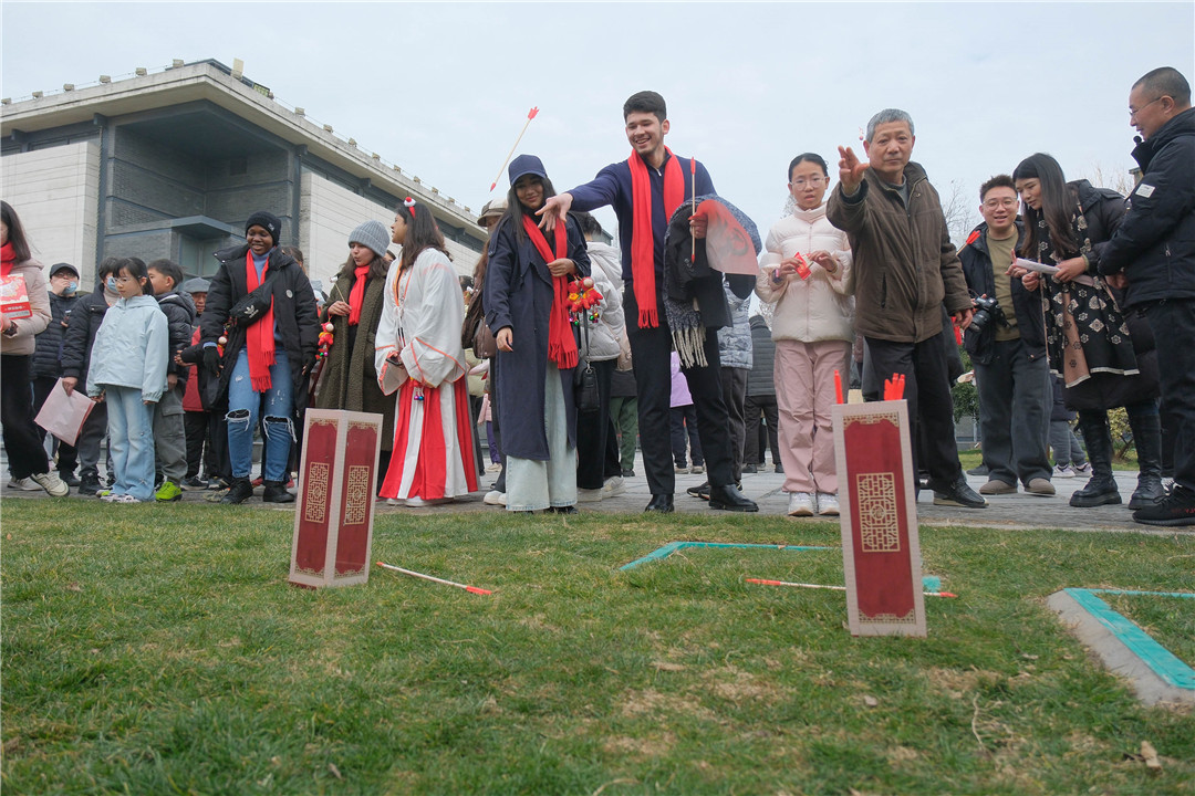 圖2：國際友人參與套圈、投壺等中國傳統遊戲.JPG