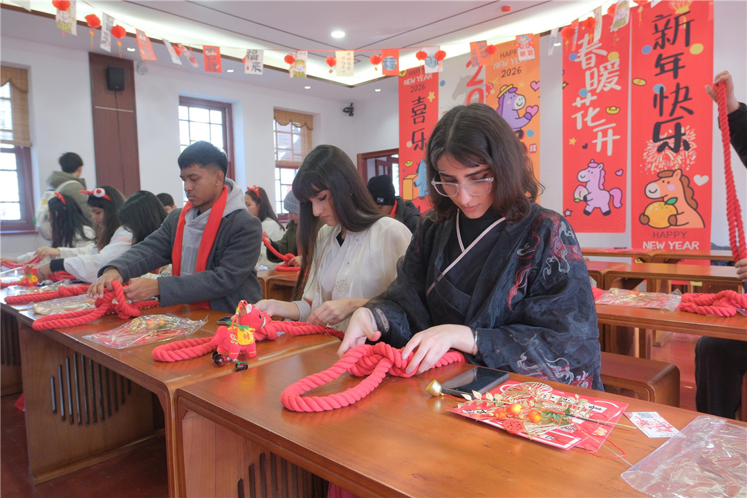 圖3：國際友人製作中國結，編織新春祝福.JPG
