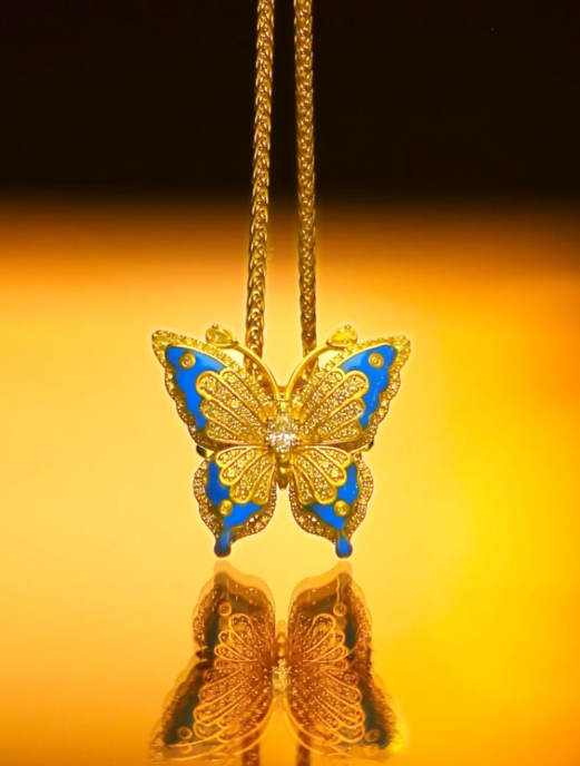 Maye Musk 所購入的光明女神蝴蝶吊墜.png