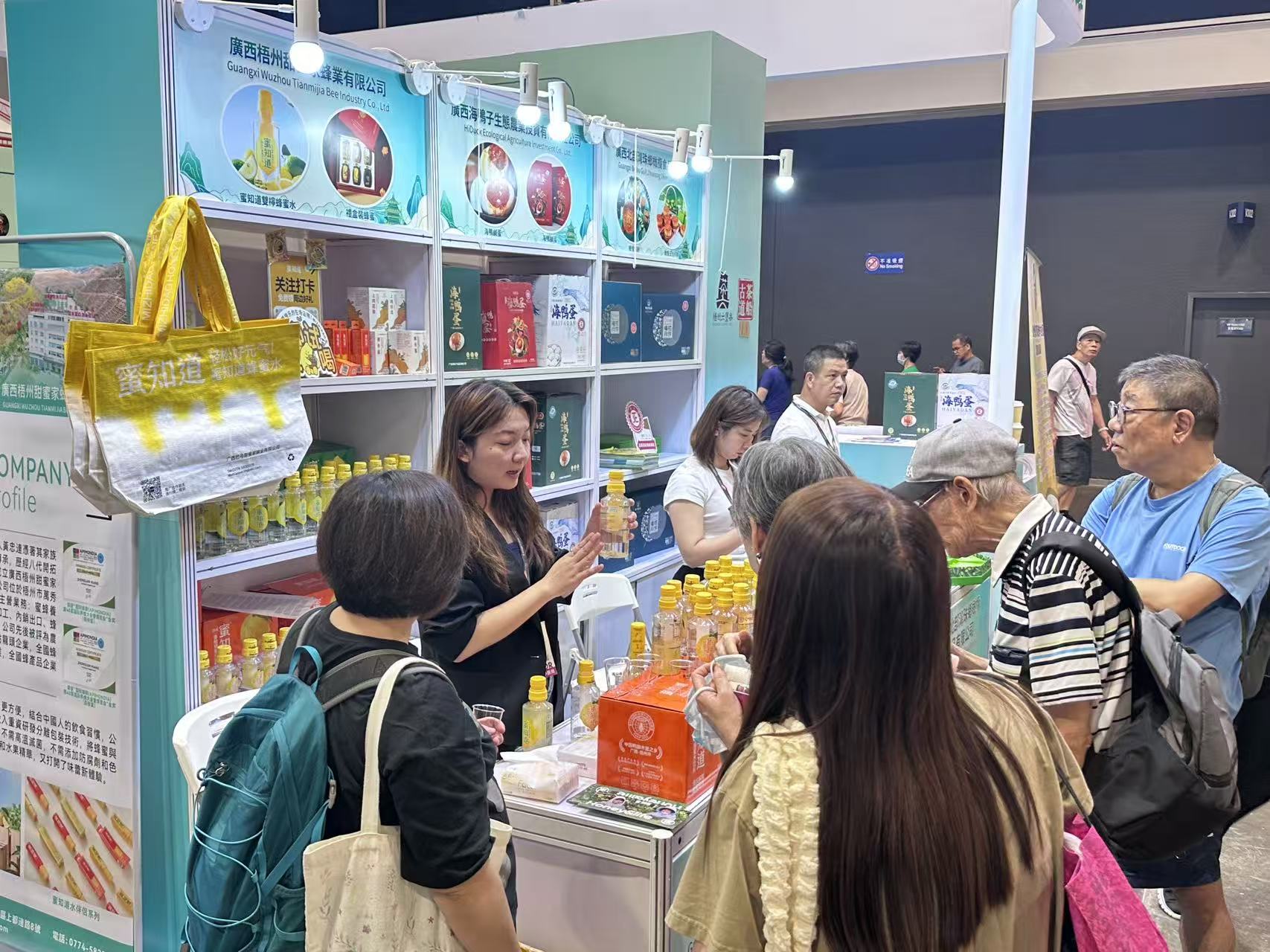 3、在去年第35屆香港美食博覽上，廣西展團組織了19家區內優質食品企業參展（ 廣西商務廳供圖）.jpg