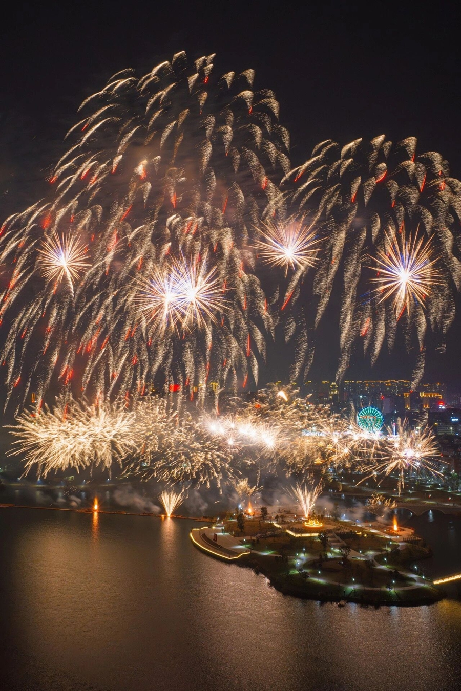 圖四：煙花秀現場。戴藝攝.jpg