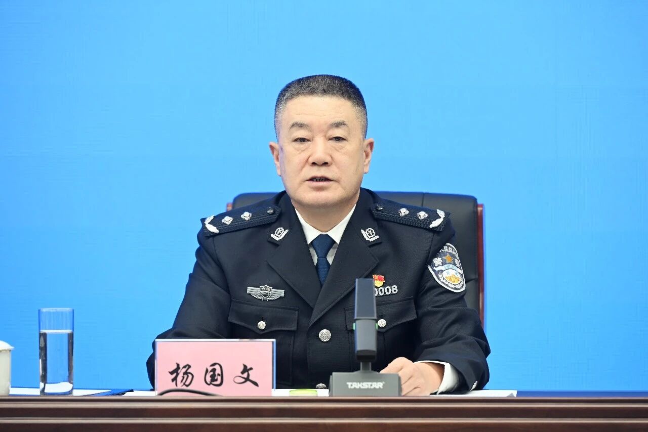圖說一：吉林省公安廳副廳長楊國文答香港商報記者問.jpg