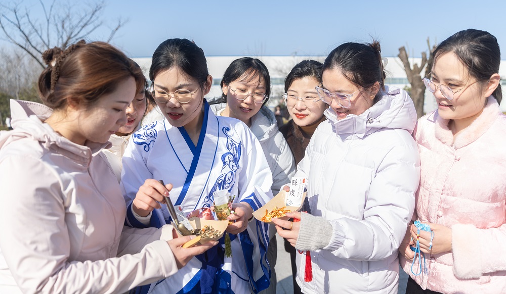 山東省臨沂市沂河新區省級工業旅遊示範基地，翔宇藥業的志願者指導女性市民配製「婦科養護香囊」。尹召功 攝.jpg