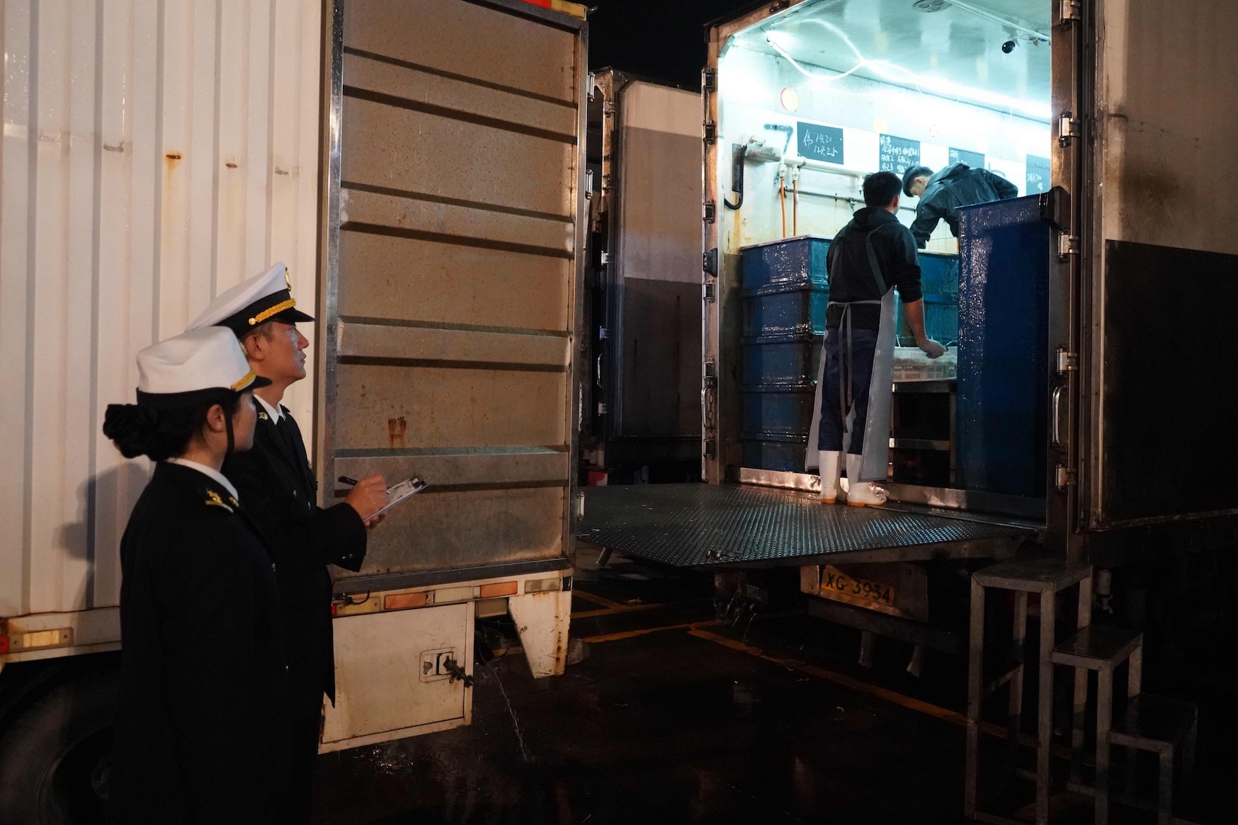 3月5日凌晨，斗門海關關員對供港水生動物實施屬地查檢 蔡華杰攝 (2).jpg