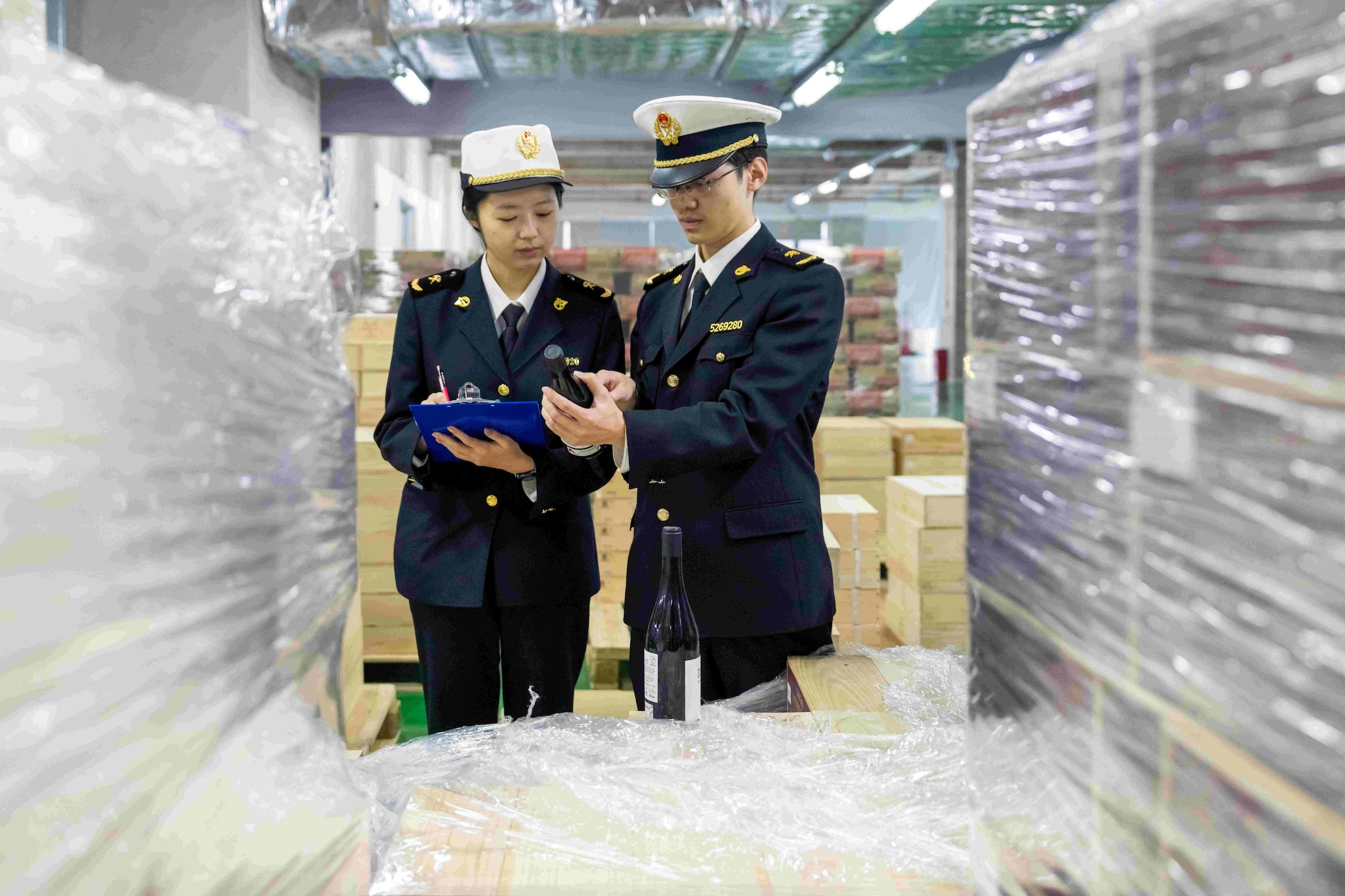 鳳崗海關關員到保稅倉檢查進口葡萄酒 伍杰全攝.jpg