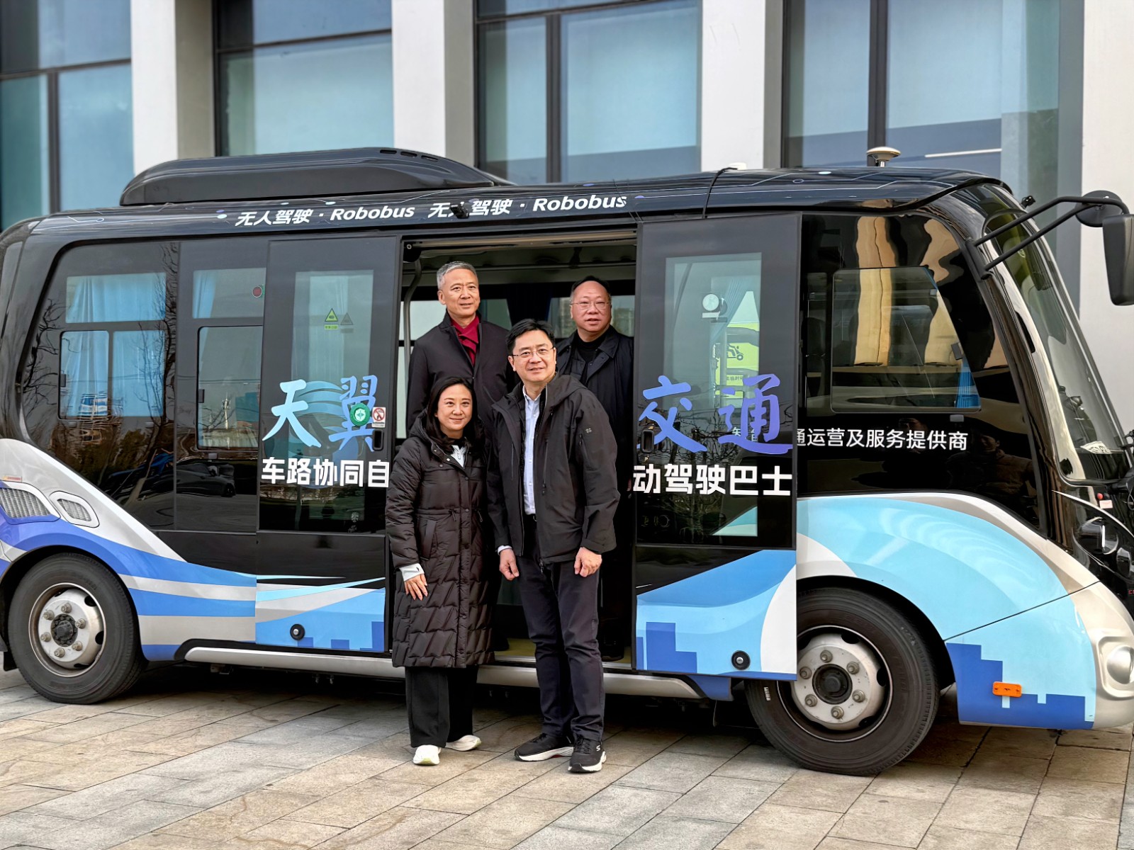 圖 1:香港立法會議員一行在天翼交通科技有限公司親身體驗無人駕駛小巴.jpeg